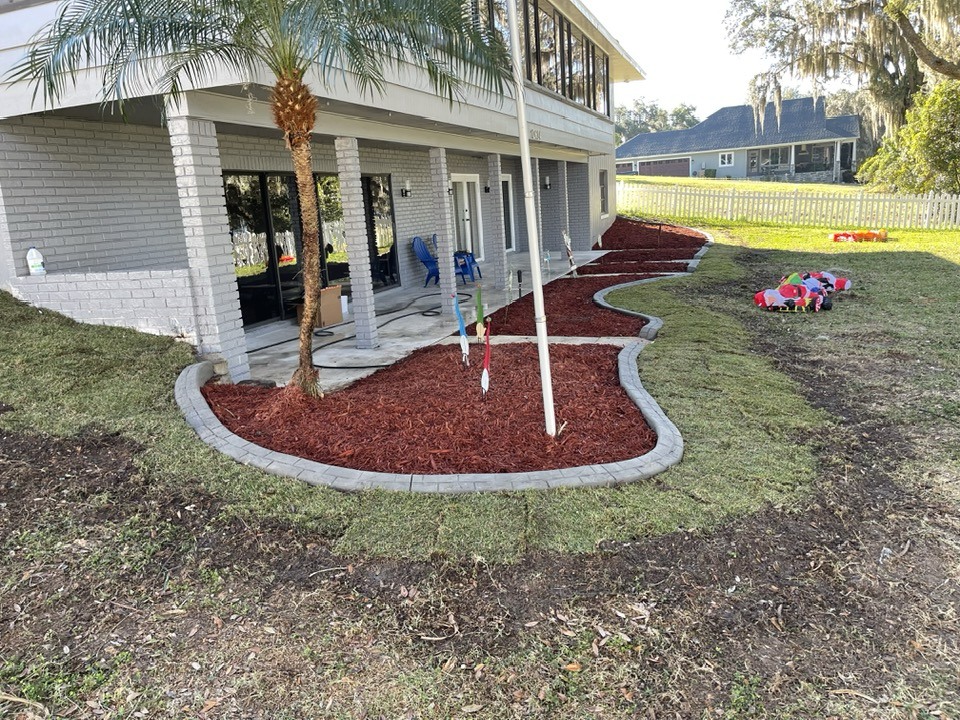 Curved mulch bed edging